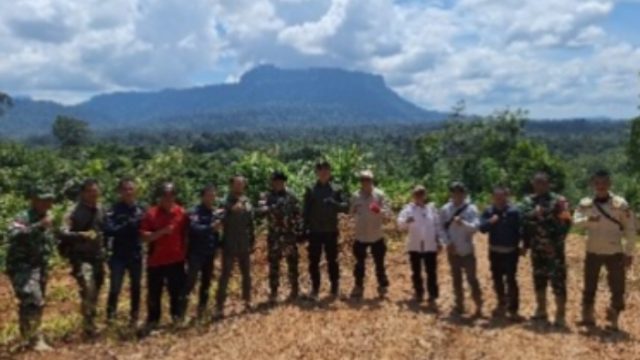 Pemda Kapuas Hulu dan Kodim 1206/Psb meninjau lokasi Karya Bhakti TMMD di Rantau Bumbun