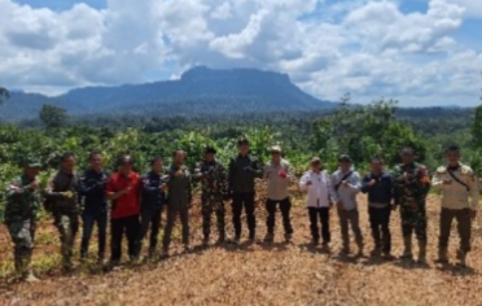 Pemda Kapuas Hulu dan Kodim 1206/Psb meninjau lokasi Karya Bhakti TMMD di Rantau Bumbun