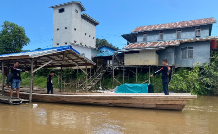 Seorang warga Desa Nanga Kayan, Edi, membantah tuduhan menjual BBM subsidi untuk PETI