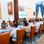 Presiden Prabowo Subianto memimpin rapat terbatas bahas respons ekonomi terhadap kebijakan tarif AS