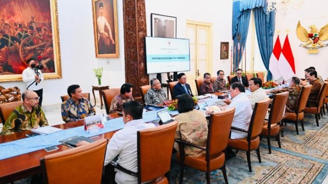 Presiden Prabowo Subianto memimpin rapat terbatas bahas respons ekonomi terhadap kebijakan tarif AS