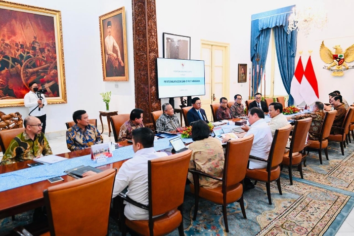 Presiden Prabowo Subianto memimpin rapat terbatas bahas respons ekonomi terhadap kebijakan tarif AS