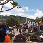 Ratusan warga Tayan Hilir menggelar aksi penyetopan truk tangki CPO di Desa Kawat