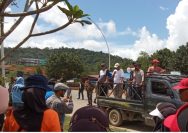 Ratusan warga Tayan Hilir menggelar aksi penyetopan truk tangki CPO di Desa Kawat