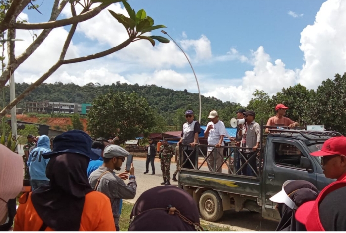 Ratusan warga Tayan Hilir menggelar aksi penyetopan truk tangki CPO di Desa Kawat