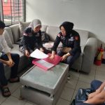 Kejati Kalbar menyerahkan tersangka Ricky Sandy dalam kasus korupsi pengadaan tanah Bank Daerah