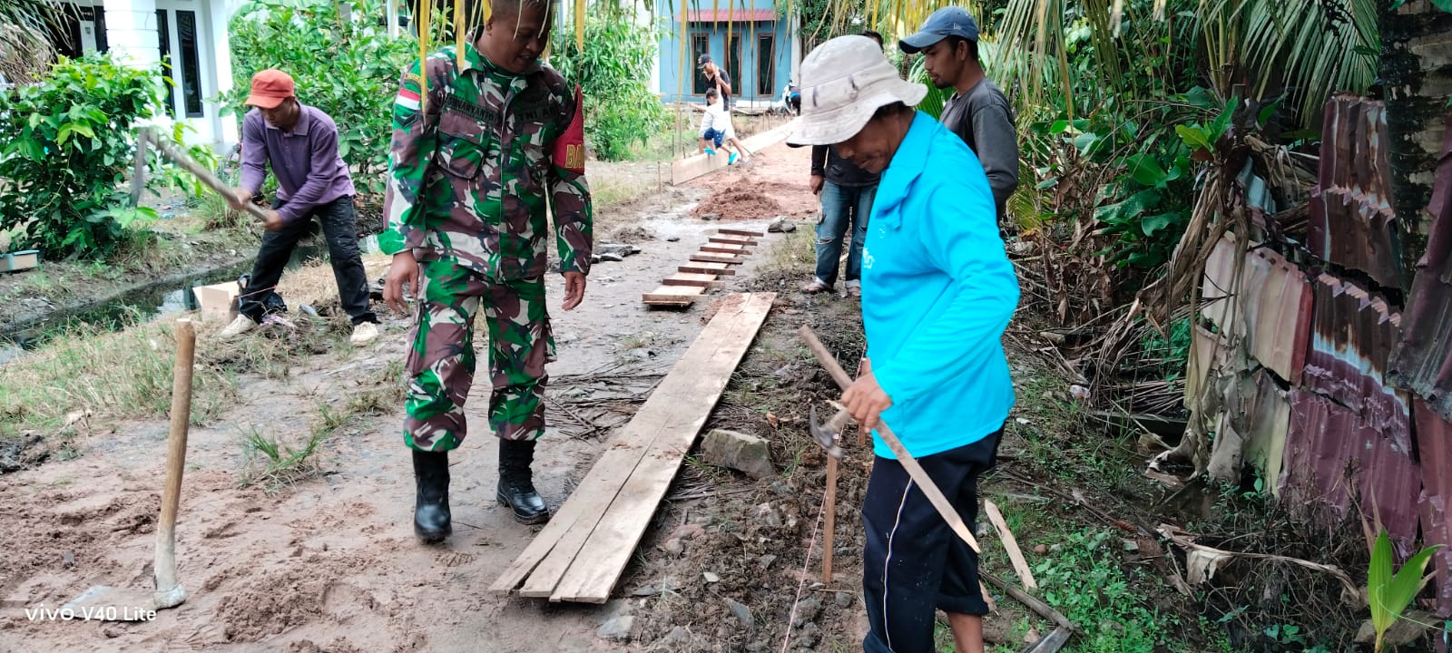 Semangat Gotong Royong, Babinsa Desa Dalam Kaum Bantu Persiapan Pengecoran Jalan