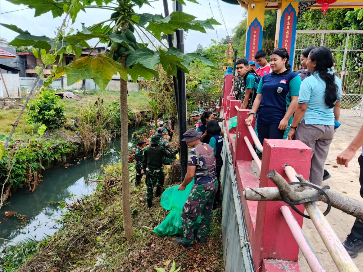 Karya Bakti Kodim 1209/Bengkayang Bersihkan Pasar Bengkayang, Wujudkan Lingkungan Bersih dan Sehat