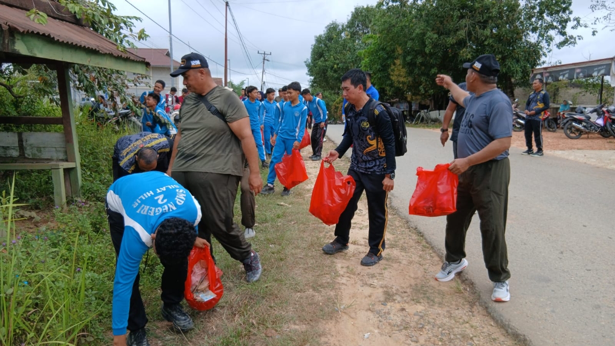 Jumat Bersih di Silat Hilir, Koramil 1206-11 Bersama Forkopincam dan Warga Bersihkan Lingkungan Desa Miau Merah