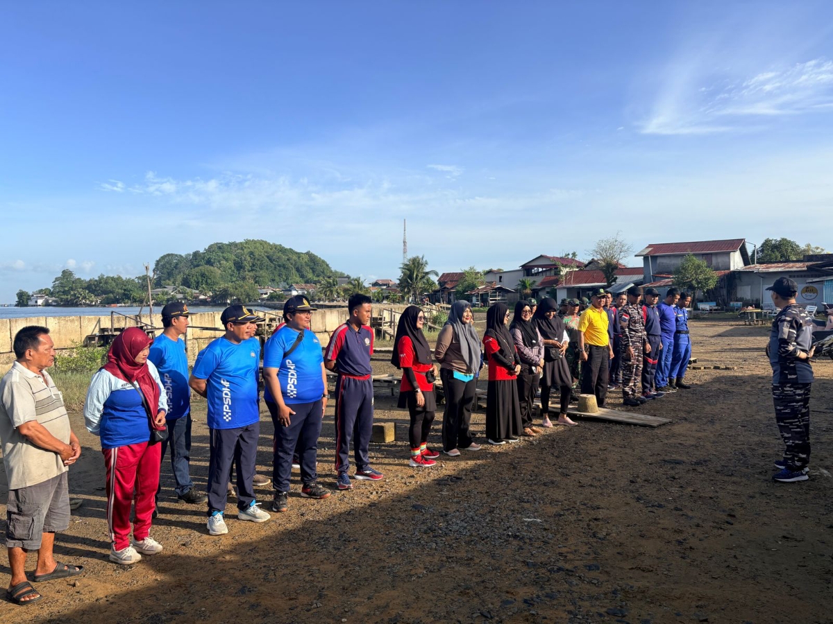 Sinergi Koramil 05/Pemangkat, TNI AL, Pemdes dan Pol Airud Bersihkan Pantai Sinam Sambas