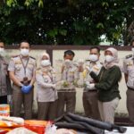 Karantina Kalbar musnahkan 59,8 kg komoditas ilegal termasuk kulit sapi endemis antraks