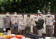 Karantina Kalbar musnahkan 59,8 kg komoditas ilegal termasuk kulit sapi endemis antraks