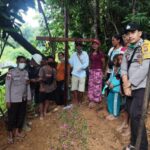 Layanan 110 Polres Sintang bantu keluarga Flores cari kabar di Ambalau