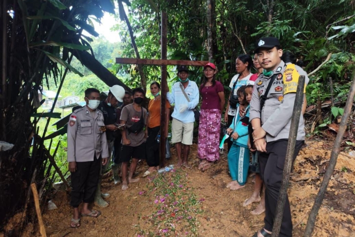 Layanan 110 Polres Sintang bantu keluarga Flores cari kabar di Ambalau