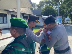 Kapolres Sekadau menyematkan pita tanda operasi kepada perwakilan personel sebagai simbol dimulainya Operasi Ketupat Kapuas 2026.(Humas polres Sekadau)