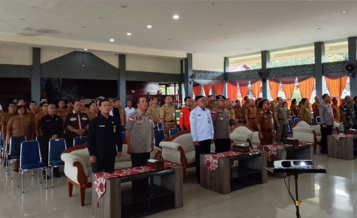 Petugas BPBD Sintang memberikan sosialisasi kesiapsiagaan gempa bumi kepada peserta di Pendopo Bupati Sintang
