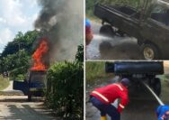 Personel Damkar Sintang bergerak cepat memadamkan api yang menghanguskan satu unit mobil pick up