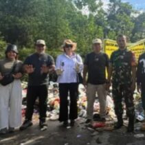Lurah Akcaya Sintang pimpin aksi bersih sampah liar