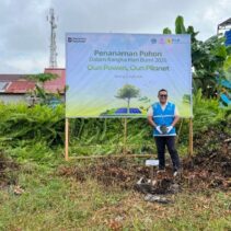 DLH Sintang bersama PLTU dan SMAN 2 tanam ratusan pohon saat Hari Bumi