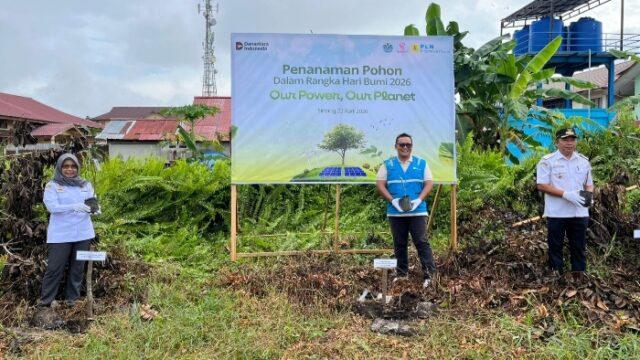 DLH Sintang bersama PLTU dan SMAN 2 tanam ratusan pohon saat Hari Bumi