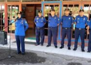 Plt Kepala Damkarmat Sintang Dra Siti Musrikah memimpin apel bulanan pada Senin 20 April 2026