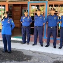 Plt Kepala Damkarmat Sintang Dra Siti Musrikah memimpin apel bulanan pada Senin 20 April 2026