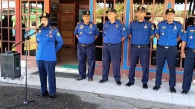 Plt Kepala Damkarmat Sintang Dra Siti Musrikah memimpin apel bulanan pada Senin 20 April 2026