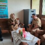 Ahmad Riduan Kabid Wasnas Kesbangpol Sintang menerima kunjungan Fani Meviato Kabid Wasnas Kesbangpol Kalbar di Sintang.