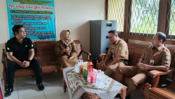 Ahmad Riduan Kabid Wasnas Kesbangpol Sintang menerima kunjungan Fani Meviato Kabid Wasnas Kesbangpol Kalbar di Sintang.