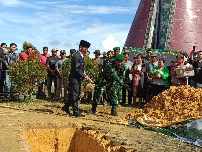 Bupati Sintang Hadiri Pemakaman Militer Praka Anumerta Aprianus, Gugur dalam Tugas di Papua