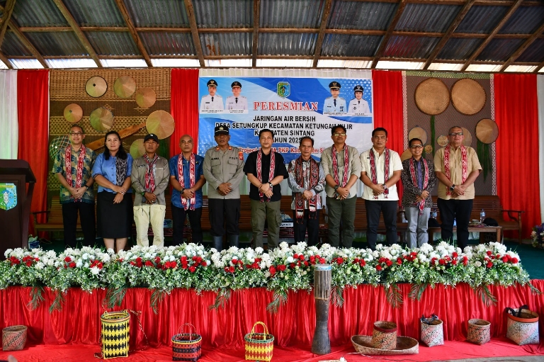 Resmikan Air Bersih Desa Setungkup, Bupati Sintang Desak Kontribusi Nyata Perusahaan dan Pokja PKP